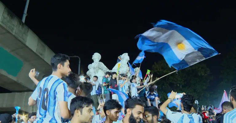 টিএসসিতে ভক্তদের উল্লাস